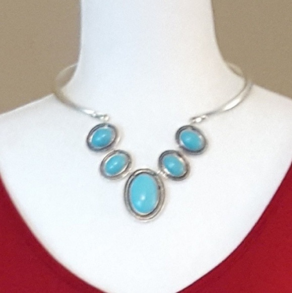 🆕 Silver & Faux‎ Turquoise Statement Necklace - Picture 2 of 3